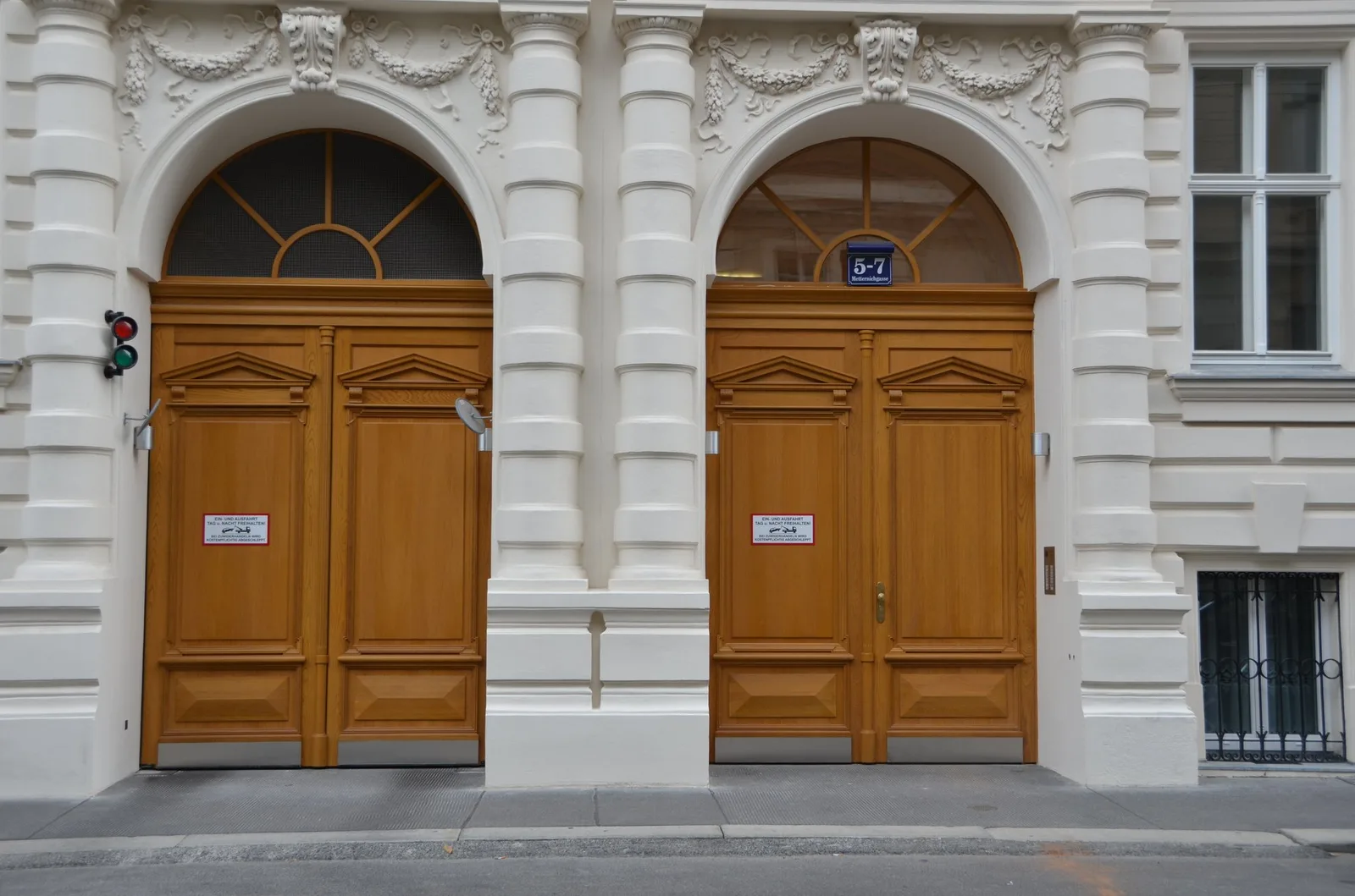 Zwei Haustore aus Holz in einer historischen Fassade