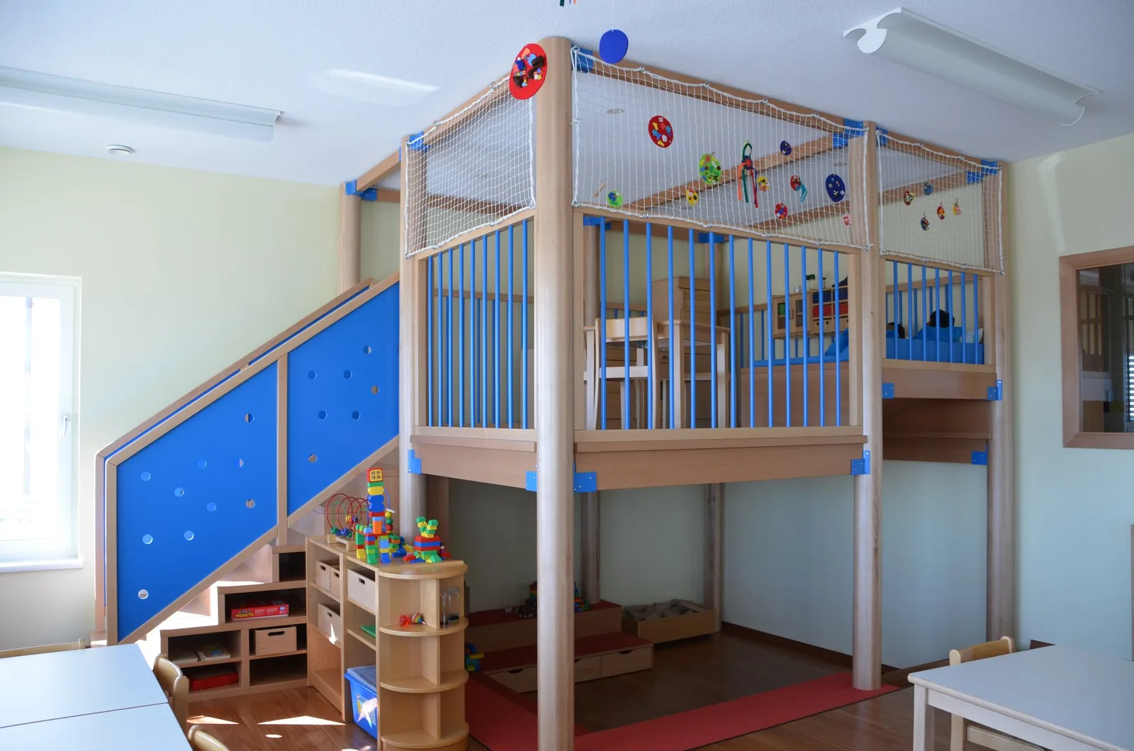 Spielwelt aus Holz mit Kletterwand, Netz und Leiter